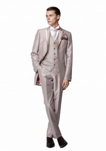 結婚式で新郎がレンタルするシャンパンカラーのタキシード20305