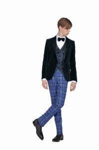 結婚式で新郎がレンタルするベロアのタキシード
