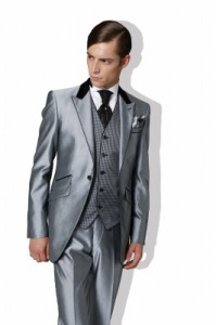 結婚式のレンタルタキシードでシンプルなシルバー