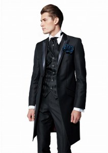 結婚式で着るレンタルタキシードでシンプルな黒