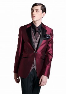結婚式のレンタルタキシードでシンプルなワインレッド