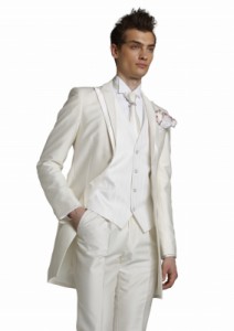 タキシード　白　新郎　結婚式