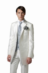結婚式で新郎がレンタルする白いタキシード