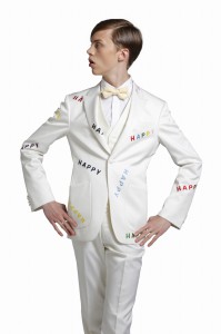結婚式で新郎がレンタルする白いタキシード
