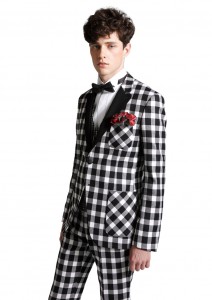 結婚式のレンタルタキシードで個性的なチェックプリント