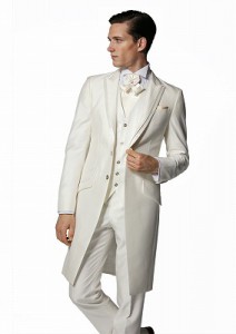 結婚式で新郎がレンタルする白いフロックコート