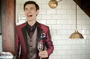 タキシード　レンタル　結婚式　赤　ワイン　新郎　おしゃれ　シンプル