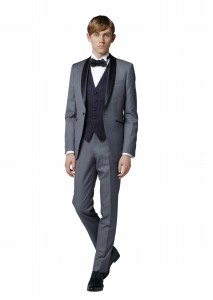 結婚式で新郎がレンタルするシンプルなタキシード