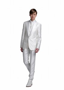 結婚式で新郎がレンタルする白いタキシード