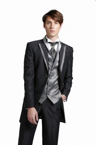 タキシード　レンタル　結婚式　新郎　シンプル　おしゃれ　黒　ブラック