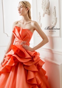 結婚式で花嫁がレンタルするオレンジのドレス
