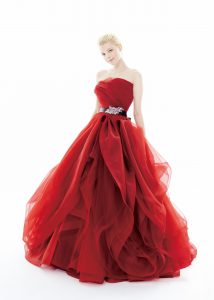 結婚式で花嫁がレンタルする赤のドレス