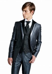 結婚式で着るレンタルタキシードのブルーグレー