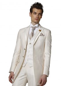 結婚式のレンタルタキシードでシンプルな白