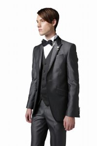 結婚式のレンタルタキシードでシンプルなグレー