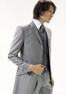 結婚式のレンタルタキシードでシンプルなシルバー