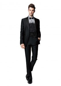 結婚式で新郎がレンタルするおしゃれなタキシード