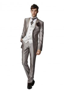 新郎が結婚式でレンタルするベージュのタキシード