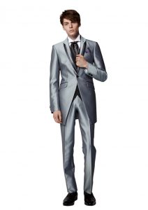 結婚式で新郎がレンタルするシンプルなタキシード