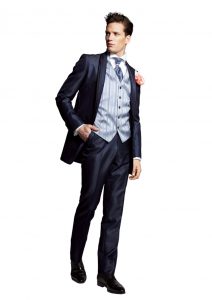 結婚式で新郎がレンタルするネイビーのタキシード