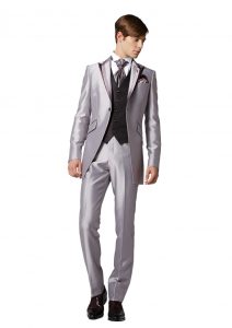 結婚式で新郎がレンタルするシンプルなタキシード