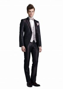 新郎が結婚式でレンタルするブラウンのタキシード