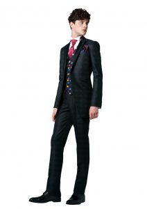 結婚式で新郎がレンタルするおしゃれなタキシード