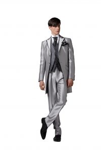 結婚式で新郎がレンタルする定番タキシード