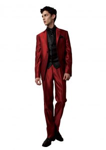 結婚式で新郎がレンタルする赤いタキシード