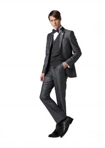 新郎が結婚式でレンタルするるシンプルなタキシード