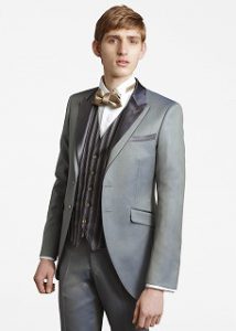 結婚式で新郎がレンタルする緑のタキシード