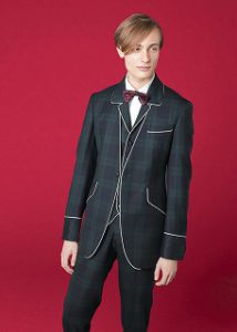 結婚式で新郎がレンタルするカジュアルなタキシード