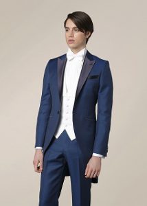 結婚式で新郎がレンタルする青いモーニングタキシード