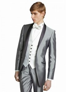 結婚式で新郎がレンタルするシンプルなタキシード