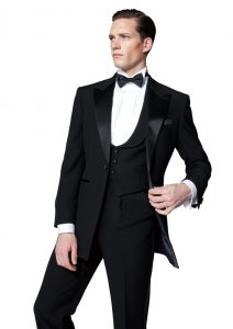 結婚式で新郎がレンタルするシンプルなタキシード