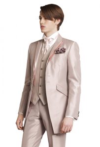 結婚式で新郎がレンタルするシャンパンのタキシード