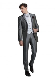 新郎が結婚式でレンタルするシンプルなタキシード