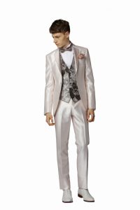 結婚式で新郎がレンタルするプリントのタキシード