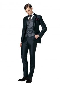 結婚式で新郎がレンタルするシンプルなタキシード