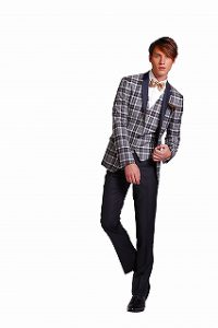 新郎が結婚式でレンタルするチェックなタキシード