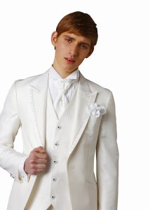 結婚式で新郎がレンタルする白のタキシード