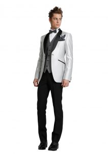 結婚式で新郎がレンタルするチェックのタキシード