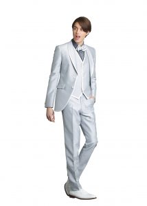 結婚式で新郎がレンタルするカジュアルなタキシード