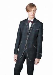 結婚式で新郎がレンタルするカジュアルなタキシード