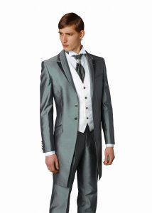 結婚式で新郎がレンタルするグリーンのフロックコート