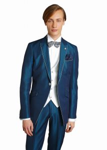 結婚式で新郎がレンタルするグリーンのタキシード