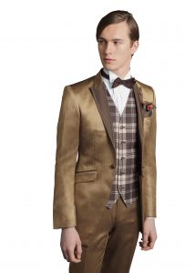 結婚式で新郎がレンタルするチェックのタキシード