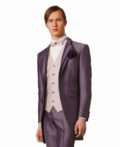 結婚式で新郎がレンタルするピンクのタキシード