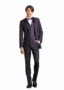 結婚式で新郎がレンタルするカジュアルなタキシード