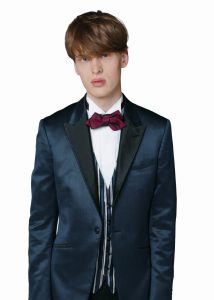 結婚式で新郎がレンタルするネイビーのタキシード